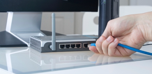 usuario-insere-cabo-em-roteador-sem-fio-1345245217637_615x300